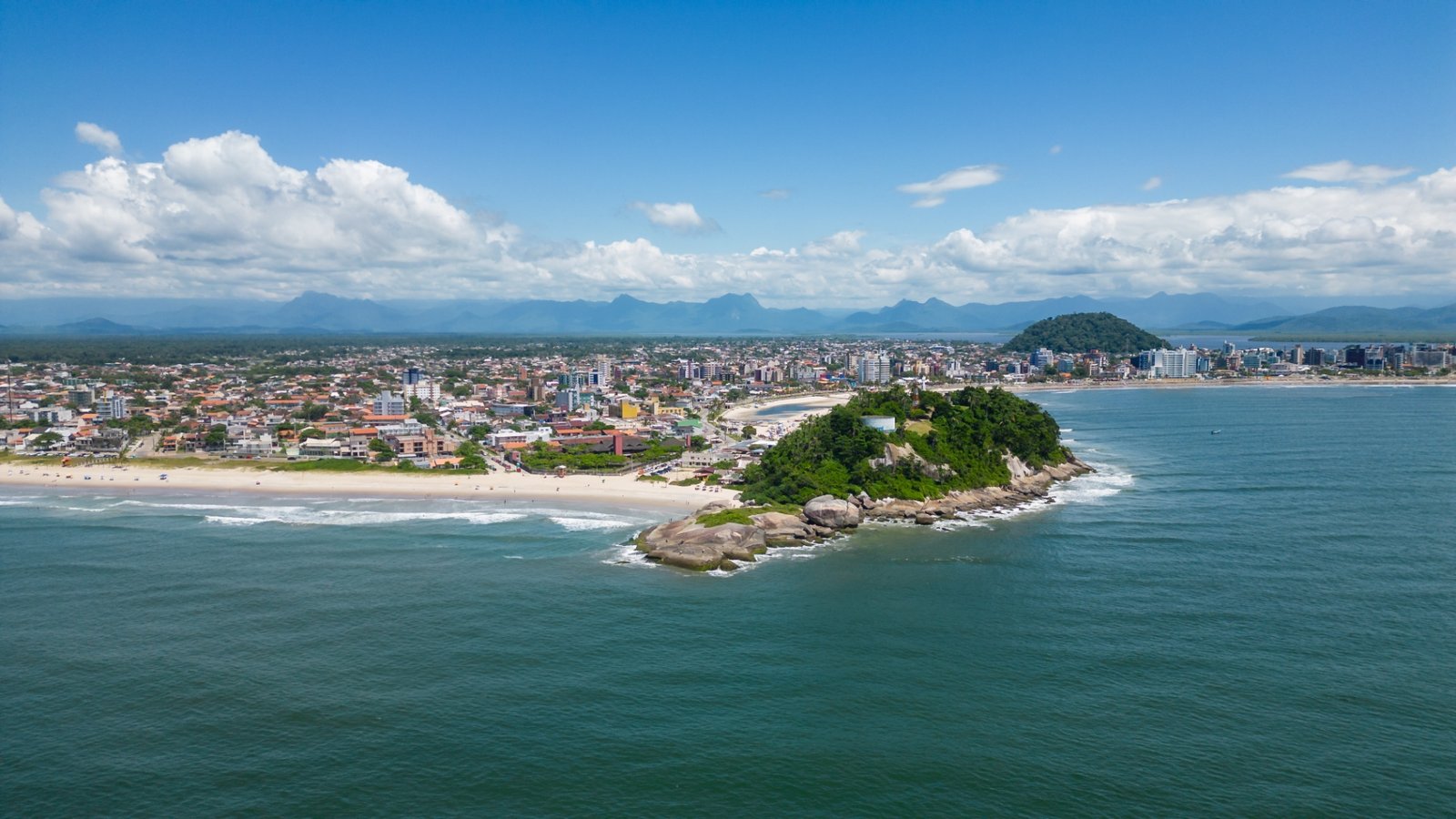 Vista aérea de Guaratuba com mar e cidade